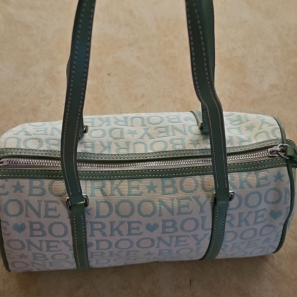 🌷SALE🌷Authentic rare Dooney & Bourke Green & Cream Shoulder Barrel Women's Bag